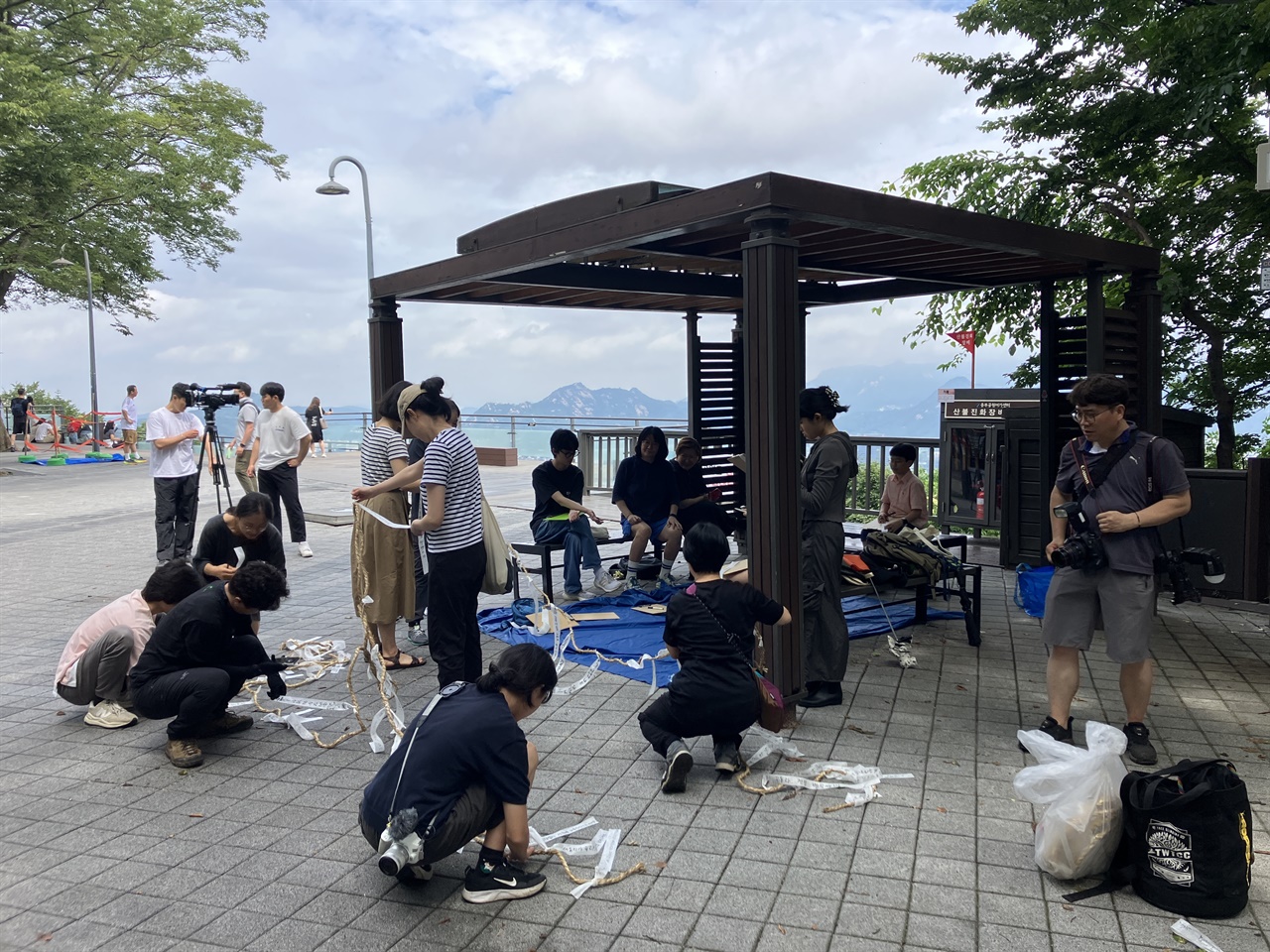  남산 팔각광장에서 남산의 친구들이 금줄을 만들고 있다 