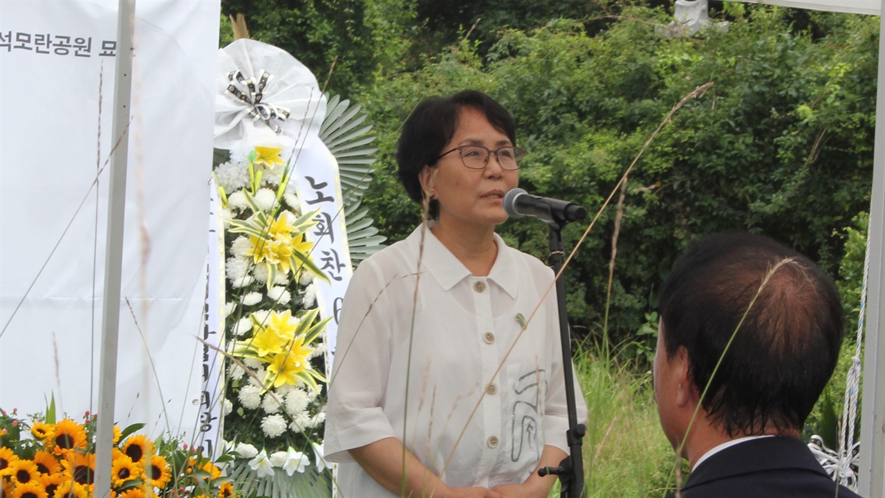 김지선 여사 고 노회찬의 미망인 김지선 여사가 고인을 회상하고 있는 모습이다.