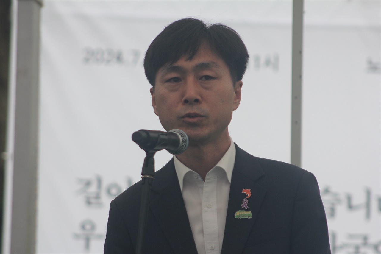 한창민 대표 사회민주당 한창민 대표가 고인을 추모하고 있다. 한 대표는 "'사회민주당'의 당명 사용은 노회찬 의원 때문이었다"고 말했다.