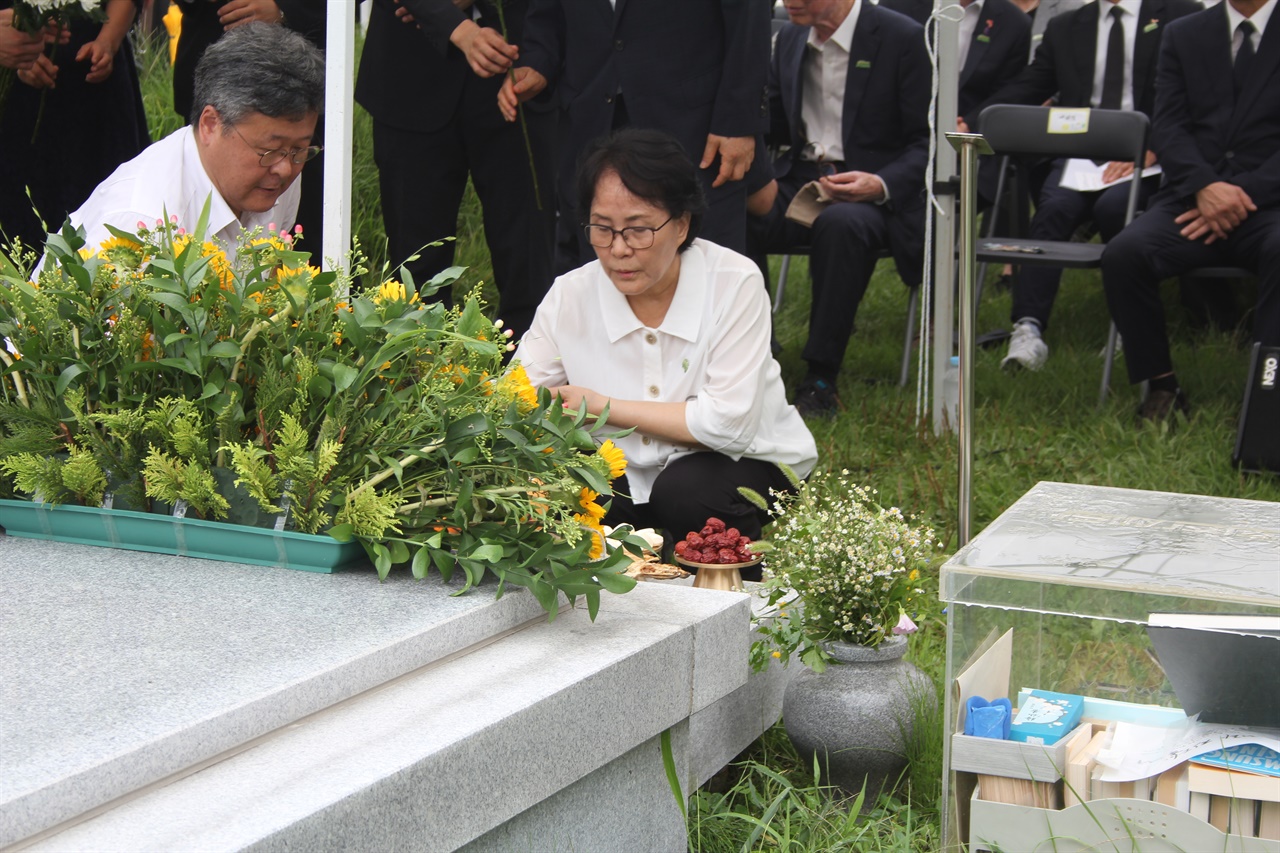 술잔 올리는 김지선 고 노회찬 의원의 배우자 김지선 여사가 묘소에 술을 올리고 있다.