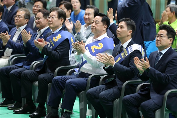  더불어민주당 새 지도부 선출을 위한 지역순회 경선 둘째 날인 21일 오전 강원 홍천군 홍천종합체육관에서 열린 합동연설회에서 김지수(오른쪽 두 번째부터), 김두관, 이재명 당 대표 후보가 손뼉을 치고 있다. 2024.7.21