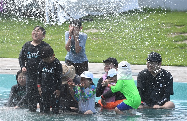  7월 21일 경남 거창 남상면 거창 창포원 물놀이장.