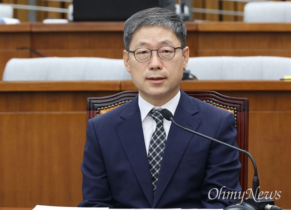  노경필 대법관 후보자가 22일 오전 서울 여의도 국회에서 열린 인사청문회에서 의원 질의에 답변하고 있다.