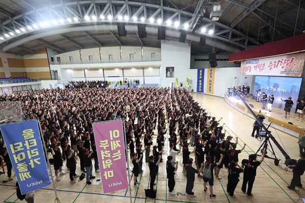 전국삼성전자노동조합 총파업 승리 궐기대회 22일 오전 경기도 용인시 삼성전자 기흥캠퍼스 세미콘 스포렉스에서 열린 전국삼성전자노동조합 총파업 승리 궐기대회에서 조합원들이 구호를 외치고 있다.