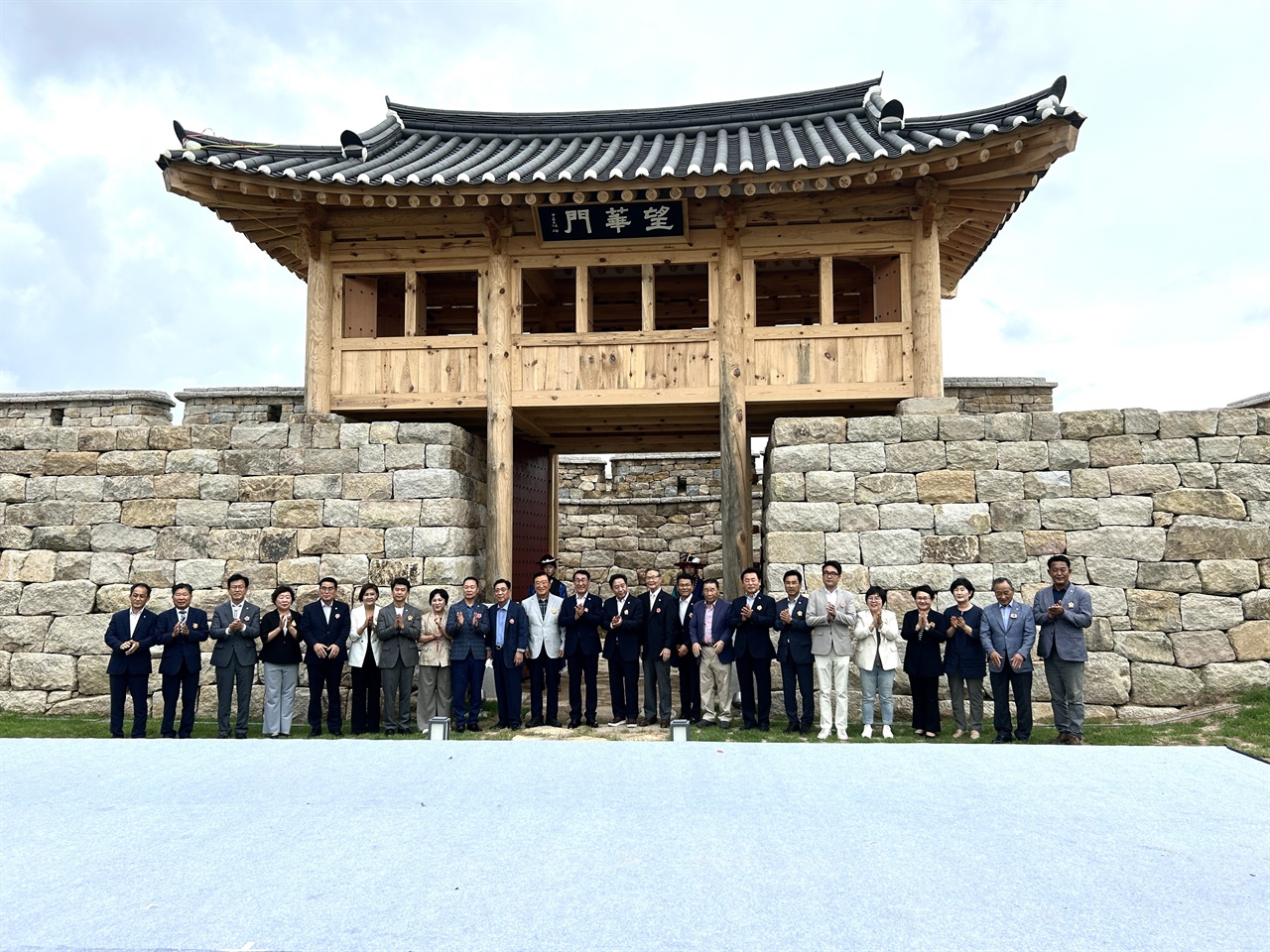  사적 제231호 홍주읍성 4대문 중 하나인 북문(망화문, 望華門)이 복원을 마치고 시민들에게 모습을 드러냈다.