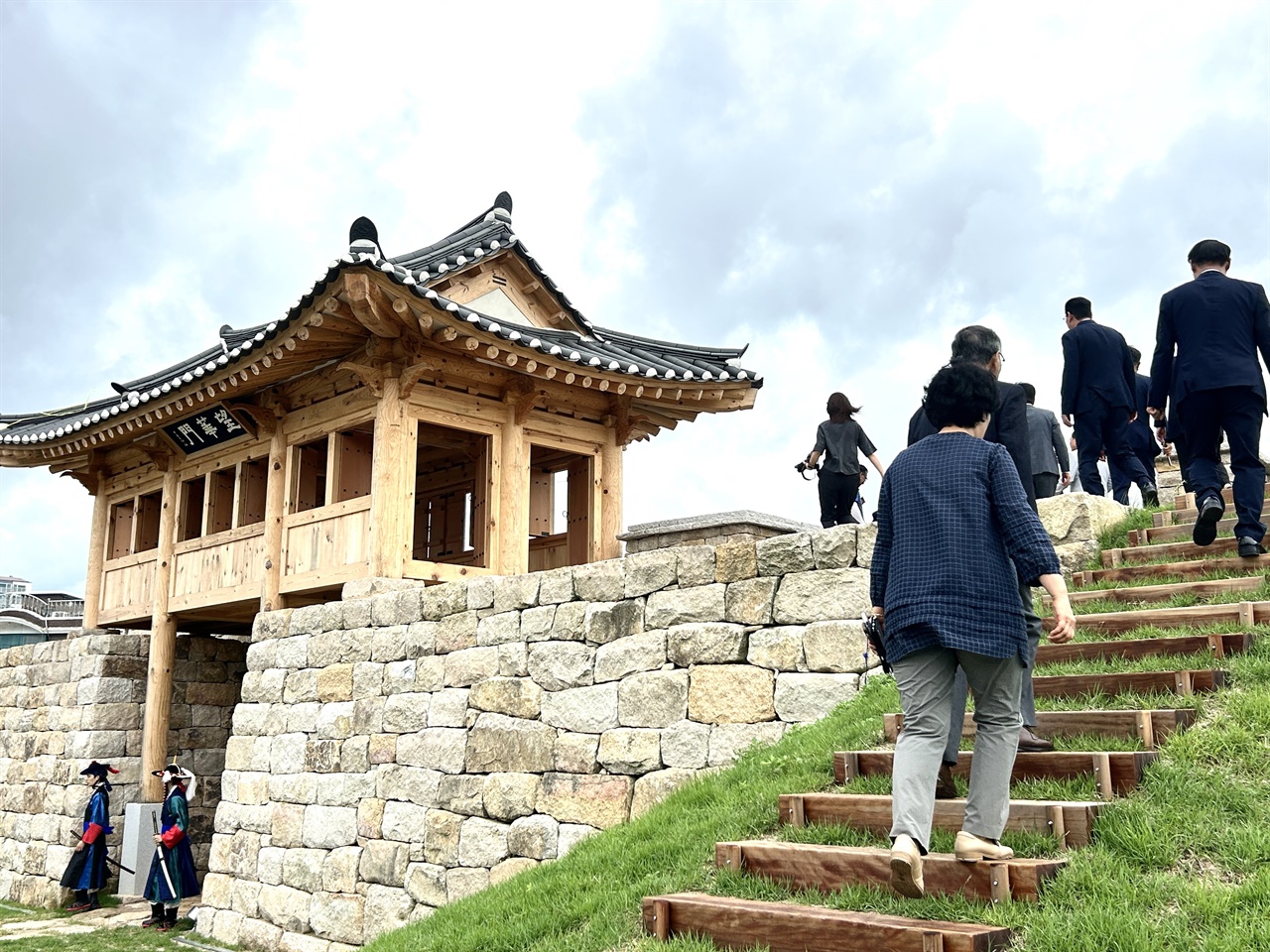  사적 제231호 홍주읍성 4대문 중 하나인 북문(망화문, 望華門)이 복원을 마치고 시민들에게 모습을 드러냈다. 시민들이 망화문을 둘러보고 있다. 