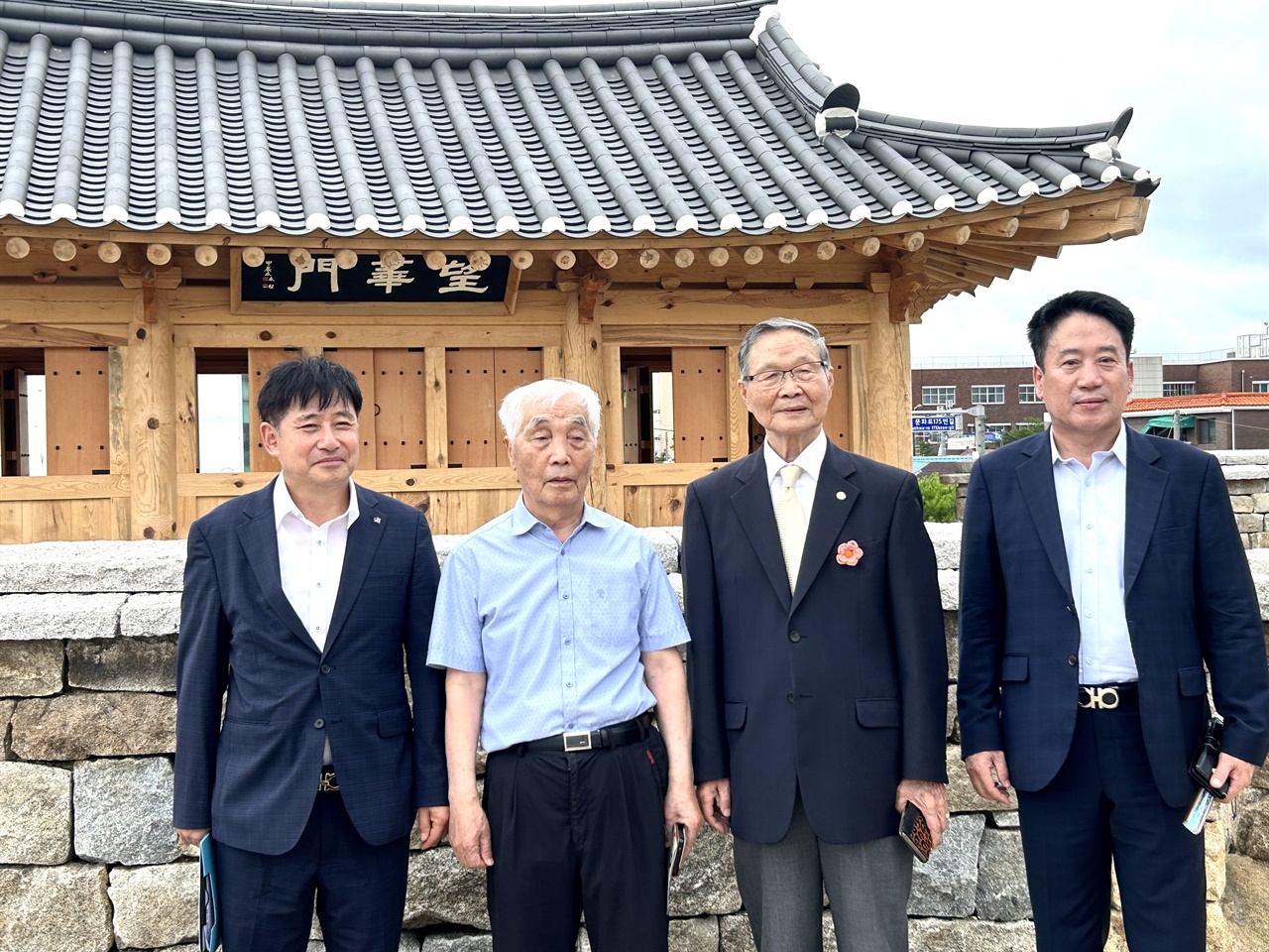  망화문 현판은 홍성 출신 서예가 우촌 박상현(사진, 오른쪽에서 두번째) 선생이 썼다. 박상현 선생은 망화문 앞에서 기념촬영을 했다. 