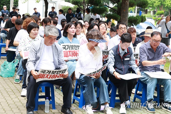  ’정권위치탈출용, 공안탑압저지, 국가보안법폐지 경남대책위‘는 22일 오후 창원지방법원 앞에서 “국가보안법 폐지, 공안탄압 분쇄 경남대회”를 열었다.