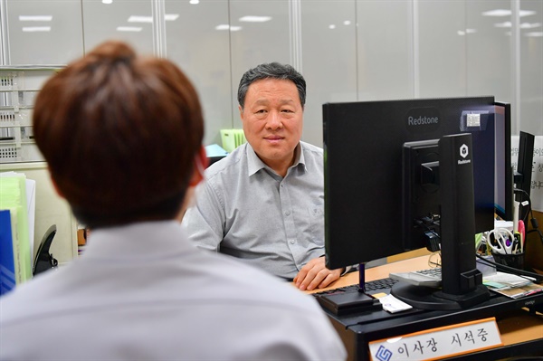  경기신용보증재단이 소상공인 컨설팅 이용 고객을 대상으로 실시한 ‘2024년 1차 소상공인 컨설팅 만족도 조사’ 상담 모습 