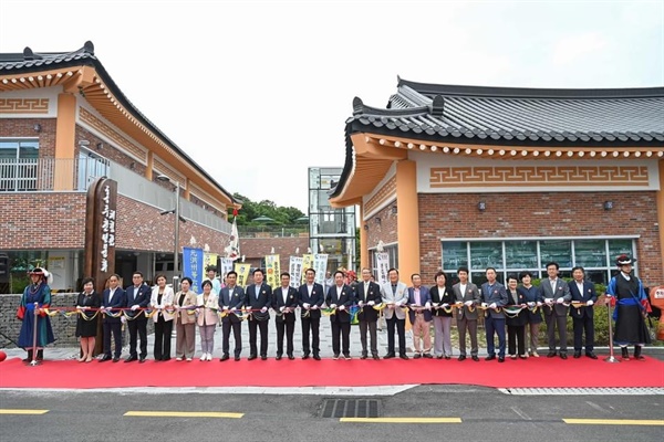  홍성군이 홍주읍성 북문인 망화문 복원에 이어 홍주천년문화체험관을 개관하고 본격적인 운영에 들어갔다.