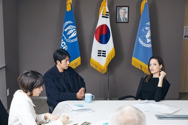  유엔난민기구(UNHCR)의 특사인 앤젤리나 졸리가 3일 서울시 중구 유엔난민기구 한국대표부 서울사무소에서 UNHCR 친선대사인 배우 정우성을 만나 세계 난민현황과 올해 5월 제주도에 도착한 예멘 난민신청자들에 대한 우리 정부의 처우 등에 대한 이야기를 나누고 있다. 2018.11.4 