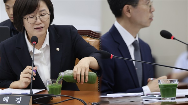  정혜경 의원, 김완섭 환경부 장관 후보자에게 낙동강 주남저수지 '녹조라떼' 전달