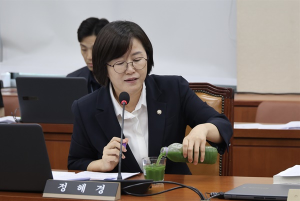  정혜경 의원, 김완섭 환경부 장관 후보자에게 낙동강 주남저수지 '녹조라떼' 전달