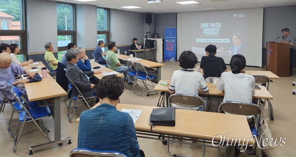  강수돌 고려대 명예교수는 23일 마산YMCA 아침논단에서 "대통령 거부권과 책임정치”에 대해 강의했다.