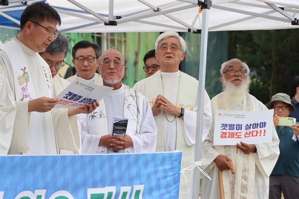 문규현 신부와 문정현 신부 불볕 더위에도 불구하고 많은 전주교구 신부들이 참여한 가운데 20년전 삼보일배를 했던 문규현 신부가 보인다. 그리고 그 옆에 문정현 신부. 사진 왼쪽부터 문정현 신부, 왼쪽에서 두 번째 문규현 신부.