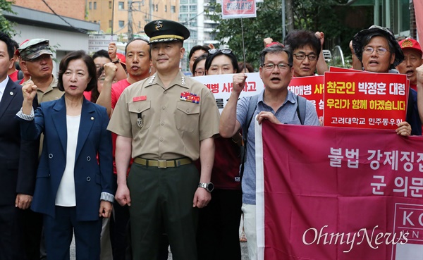 박정훈 대령 6차 공판 해병대 채상병 순직사건 수사 이첩 관련 전 해병대 수사단장 박정훈 대령이  23일 오전 서울 용산구 중앙지역군사법원에서 열리는 6차 공판에 출석하고 있다. 고려대 민주동우회 회원들이 교우인 박 대령을 응원하고 있다.