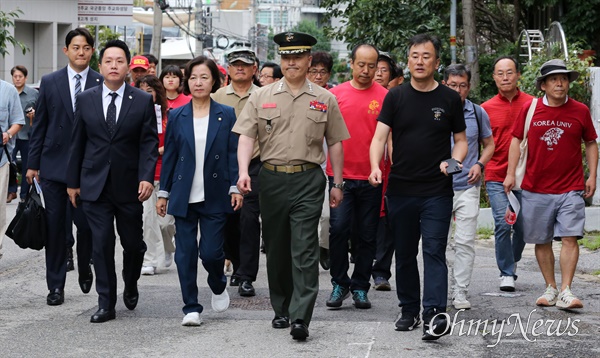 박정훈 대령 6차 공판 해병대 채상병 순직사건 수사 이첩 관련 전 해병대 수사단장 박정훈 대령이  23일 오전 서울 용산구 중앙지역군사법원에서 열리는 6차 공판에 출석하고 있다.