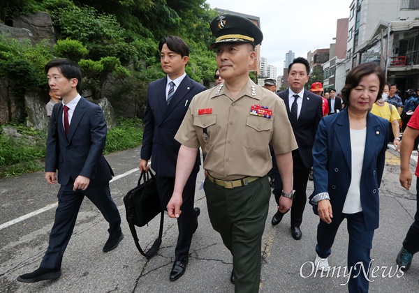 박정훈 대령 6차 공판 해병대 채상병 순직사건 수사 이첩 관련 전 해병대 수사단장 박정훈 대령이  23일 오전 서울 용산구 중앙지역군사법원에서 열리는 6차 공판에 김규현 변호사, 정구승 변호사 등과 함께 출석하고 있다.