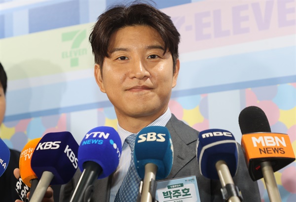  축구대표팀 감독 선임 과정에 공개적으로 문제를 제기한 전 국가대표 박주호가 지난 18일 서울 송파구 롯데월드몰에서 열린 세븐일레븐, K리그·산리오캐릭터즈 팝업스토어 오픈 행사에서 취재진 질문에 답하고 있다. 