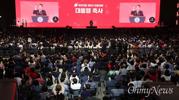  윤석열 대통령이 23일 오후 경기도 고양시 킨텍스에서 열리는 국민의힘 제4차 전당대회에서 축사를 하고 있다.