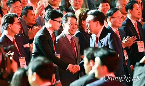  윤석열 대통령이 23일 오후 경기도 고양시 킨텍스에서 열리는 국민의힘 제4차 전당대회에 입장하며 한동훈 당대표 후보와 인사를 나누고 있다.