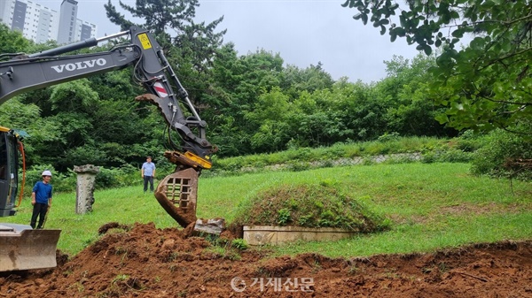  거제 더샵디클리브 아파트 묘지뷰로 논란이 됐던 진양하씨 문중 묘지를 이장하고 있다.