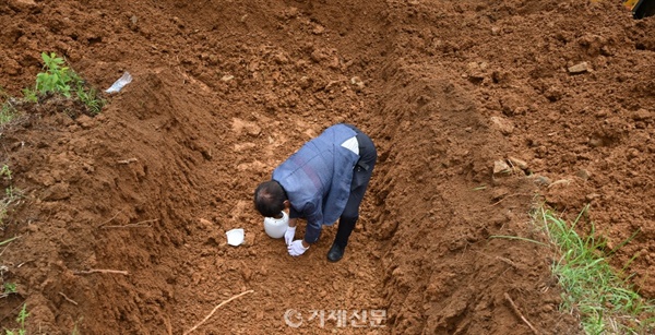  거제 더샵디클리브 아파트 묘지뷰로 논란이 됐던 진양하씨 문중 묘지를 이장하고 있다.