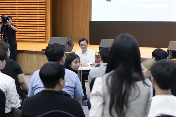  김동연 경기도지사가 23일 오후 경기창조경제혁신센터에서 열린 '경기도 대학생 리더와의 만남' 행사에서 관내 대학 총학생회 학생들과 소통의 시간을 갖고 있다.