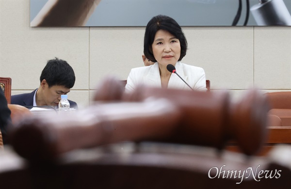  이진숙 방송통신위원장 후보자가 24일 오전 서울 여의도 국회 과학기술정보방송통신위원회에서 열린 인사청문회에서 선서하고 있다.