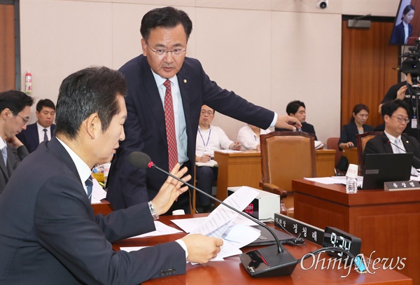  유상범 국민의힘 간사가 24일 오전 서울 여의도 국회에서 열린 법제사법위원회 전체회의에서 '한동훈 특검법', '김건희 특검법'이 상정된 뒤 정청래 법제사법위원장에게 의사진행 방식에 대해 항의하고 있다. 
