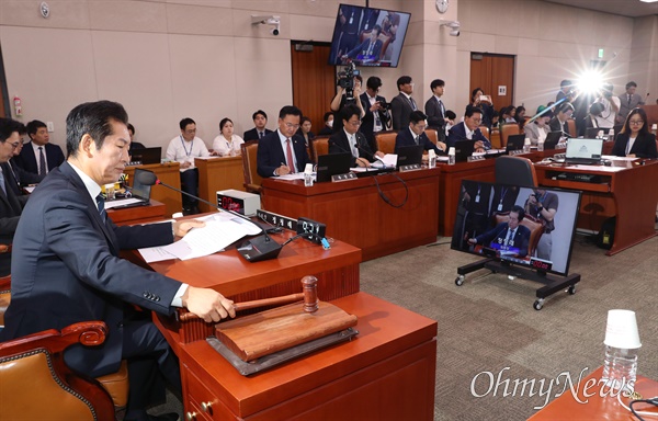  정청래 법제사법위원장이 24일 오전 서울 여의도 국회에서 열린 법제사법위원회 전체회의에서 '한동훈 특검법', '김건희 특검법'을 상정하고 있다.