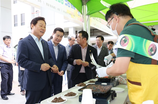  24일 경남도청에서 열린 한우 판촉-시식 행사