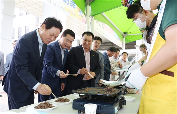  24일 경남도청에서 열린 한우 판촉-시식 행사