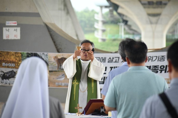 천주교대전교구 세종보 재가동 중단 거리미사 김대건 신부가 집전하는 모습