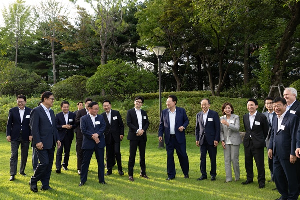 윤석열 대통령, 국민의힘 신임 지도부 및 당대표 후보 출마자들과 만찬 윤석열 대통령이 24일 서울 용산 대통령실 앞 파인그라스에서 열린 국민의힘 신임 지도부 및 당 대표 후보 출마자들과의 만찬에서 한동훈 대표, 추경호 원내대표, 김재원 최고위원, 나경원 의원 등과 웃으며 대화하고 있다. [대통령실 제공]