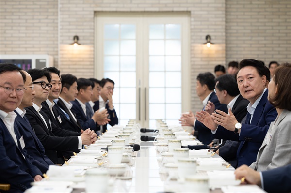 윤석열 대통령, 국민의힘 신임 지도부 및 당대표 후보 출마자들과 만찬 윤석열 대통령이 24일 서울 용산 대통령실 앞 파인그라스에서 국민의힘 한동훈 대표, 추경호 원내대표 등 신임 지도부 및 당 대표 후보 출마자들을 초청해 만찬을 함께 하고 있다. [대통령실 제공]