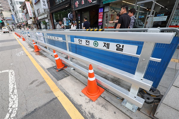  7월 24일 오후 서울 시청역 역주행 사고 현장에 방호 울타리가 설치돼 있다.