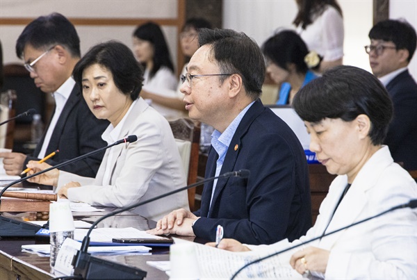  조규홍 보건복지부 장관이 25일 오전 서울 종로구 정부서울청사에서 열린 제73차 중앙생활보장위원회에서 발언하고 있다.