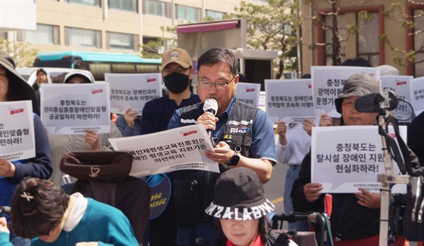  지난 4월 장애인차별철폐공동투쟁단 출범 기자회견 중 공공운수노조 충북본부 윤남용 본부장이 발언하고 있다. (사진=이종은 기자)