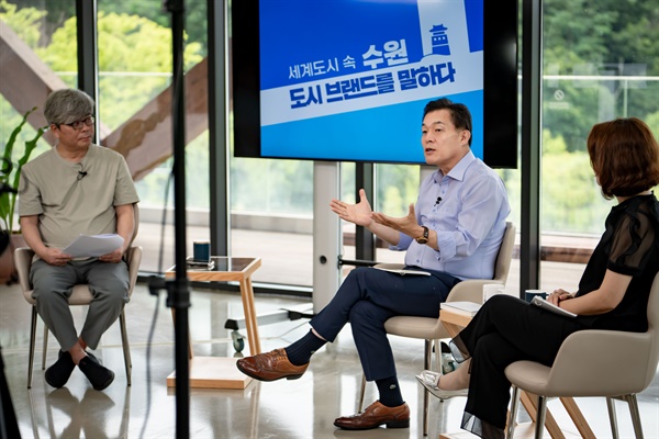  이재준 수원특례시장이 지난 17일 수원 영흥수목원에서 열린 <오마이TV 토크쇼> '세계도시 속 수원, 도시 브랜드를 말하다’에 출연, ‘새빛 정책 시리즈’, '행리단길' 등이 어떻게 수원시의 대표 브랜드로 자리 잡았는지 설명하고 있다.