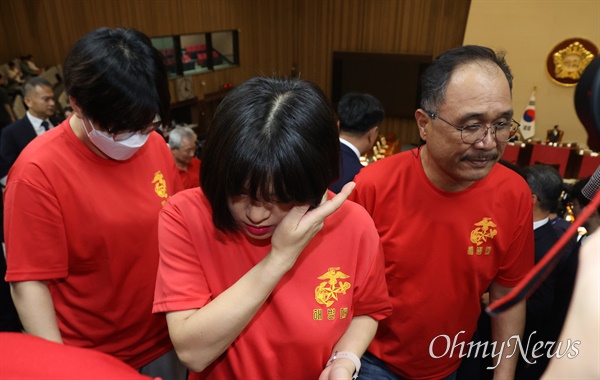  25일 오후 서울 여의도 국회에서 열린 본회의에서 채해병 특검법 재표결(순직 해병 수사 방해 및 사건 은폐 등의 진상규명을 위한 특별검사의 임명 등에 관한 법률안 재의의 건)이 재석 의원 299명 중 찬성 194명, 반대 104명, 무효 1명으로 부결되자, 이를 지켜본 해병대예비역연대 회원들이 안타까워하며 회의장을 나서고 있다.