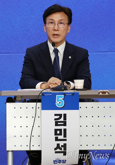  김민석 더불어민주당 최고위원 후보가 25일 오후 서울 여의도 국회도서관 강당에서 오마이TV 주관으로 열린 방송토론에서 발언하고 있다.