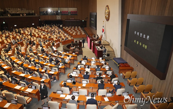  최형두 국민의힘 의원이 25일 국회 본회의에서 '방송통신위원회의 설치 및 운영에 관한 법률 일부개정법률안'에 관한 무제한토론(필리버스터)을 하고 있다.