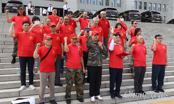  해병대예비역연대 회원들과 황명선 더불어민주당 의원이 25일 오후 서울 여의도 국회 본청 계단에서 채해병 특검법 재표결(순직 해병 수사 방해 및 사건 은폐 등의 진상규명을 위한 특별검사의 임명 등에 관한 법률안 재의의 건) 부결 규탄 기자회견을 열고 “한동훈은 지금 당장 채상병 특검법 발의하라”, “한동훈은 지금 당장 국민고의 약속을 이행하라”고 외치고 있다.