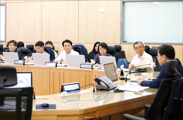  김동연 경기도지사가 25일 경기도청에서 열린 ‘화성 공장 화재 종합보고서 제작 관련 자문위원 및 추진단 연석회의’에 참석해 발언하고 있다.