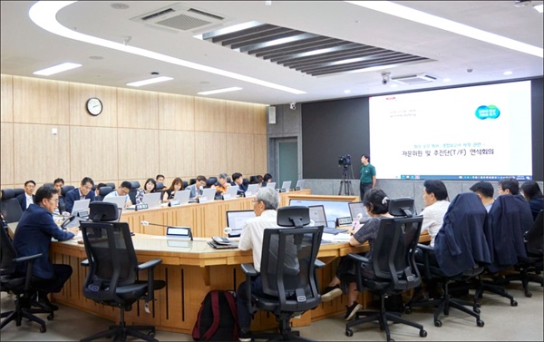  김동연 경기도지사가 25일 경기도청에서 열린 ‘화성 공장 화재 종합보고서 제작 관련 자문위원 및 추진단 연석회의’에 참석해 발언하고 있다.