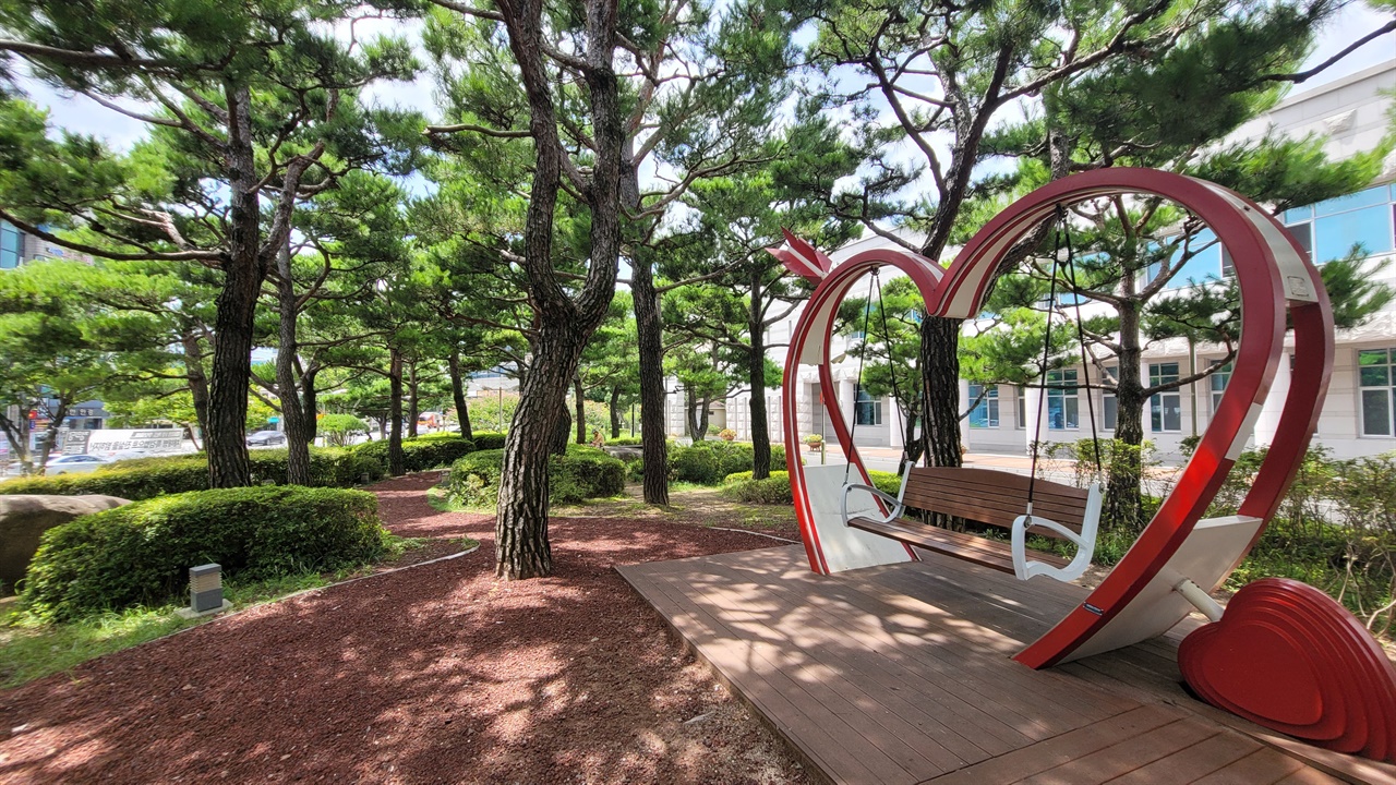  진주시의회, 딱딱하고 권위적인 공간이라는 편견의 거품을 덜어내면 시선 닿는 곳마다 초록이 솟는 즐거운 산책길이 될 수 있습니다. 오가는 길목에 자리한 시의회는 우리에게 도심 속 오아시스 같은 곁을 내어줍니다.