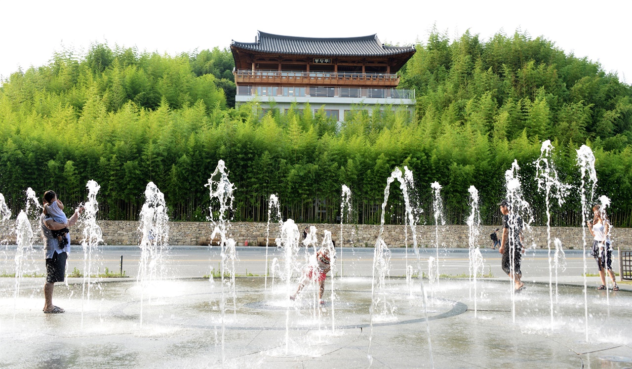  바닥분수와 죽녹원 풍경. 여름철 어린이들의 놀이터다.