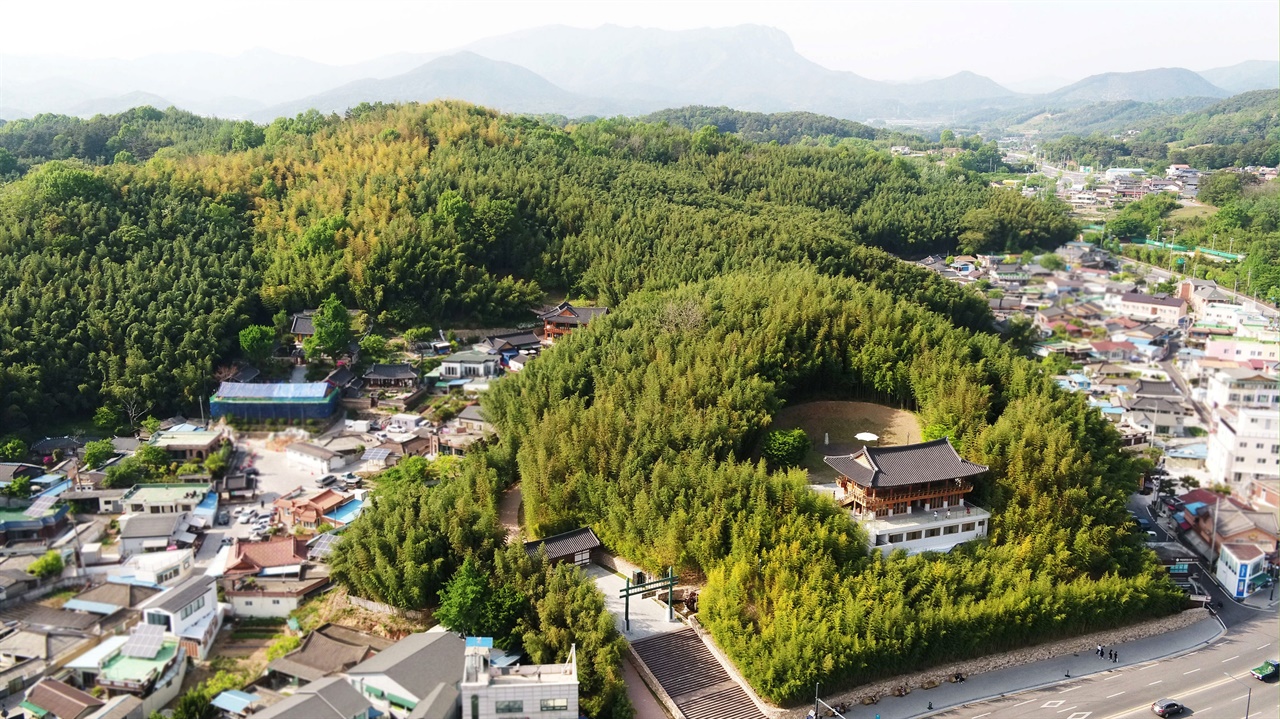  담양읍 향교리 전경. 죽녹원이 마을 한가운데에 자리하고 있다.