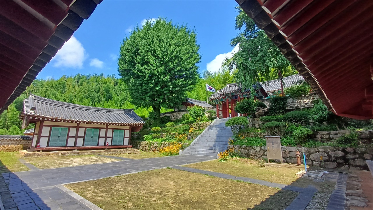  담양향교. 경사 심한 산자락에 건축물을 지었다.